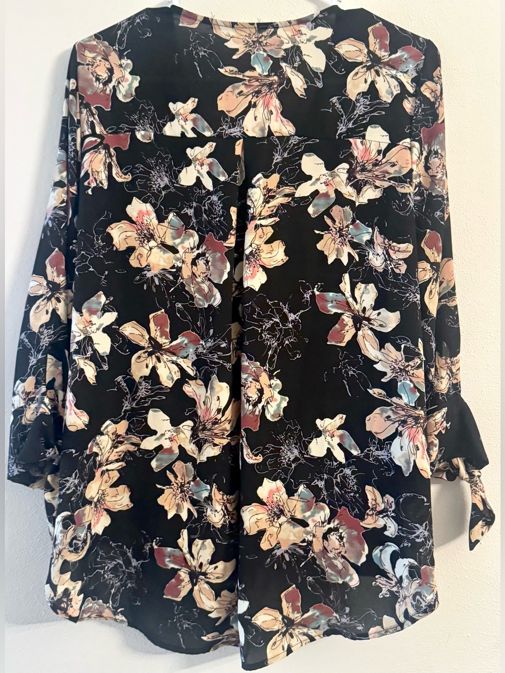 West Kei Women's Black Floral Open Front Flare Sleeve Blouse Size Large - Picture 3 of 9